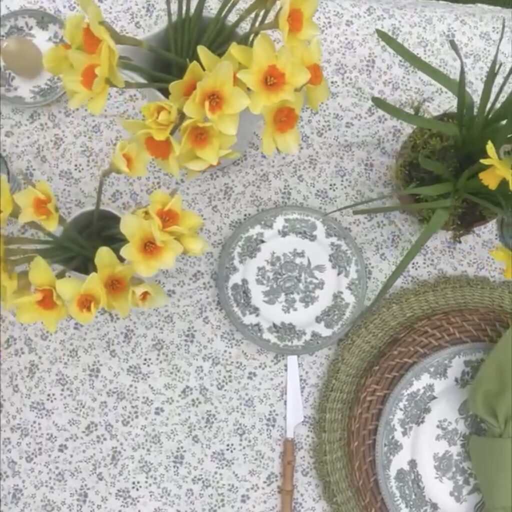 Spring Daffodils Table Decor Ideas